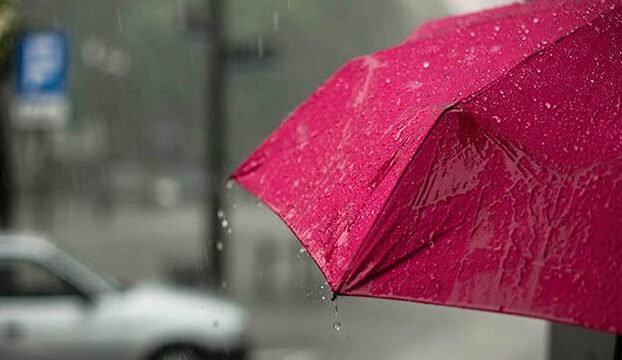 Person med rød paraply i regnvejr